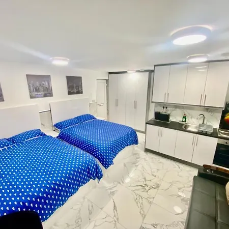 The Royal Boutique Studio By Heathrow Sleep 4 * Hayes (Greater London)