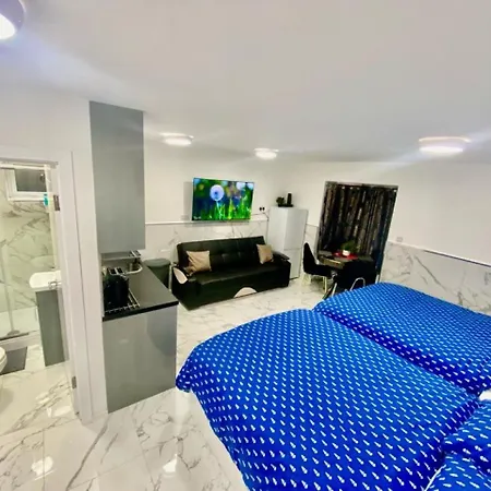 The Royal Boutique Studio By Heathrow Sleep 4 Apartment