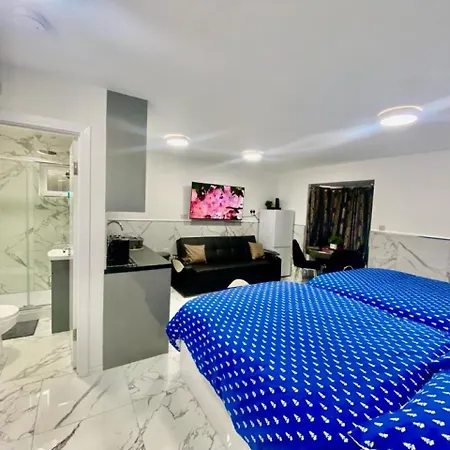 The Royal Boutique Studio By Heathrow Sleep 4 *