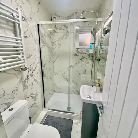 The Royal Boutique Studio By Heathrow Sleep 4 Apartment