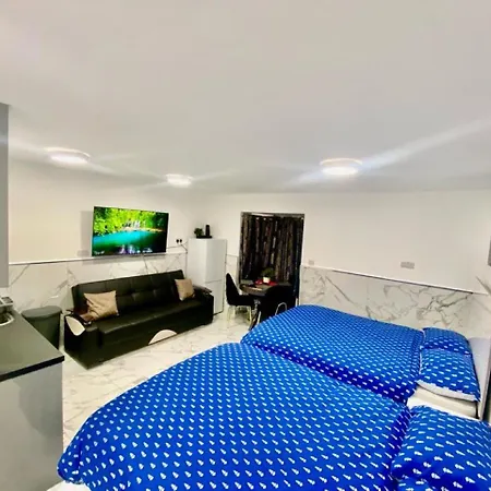 The Royal Boutique Studio By Heathrow Sleep 4 *