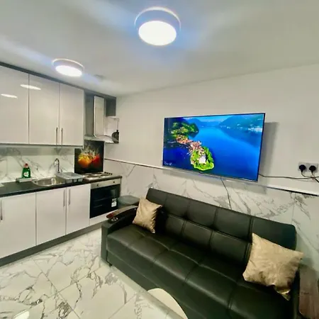 The Royal Boutique Studio By Heathrow Sleep 4