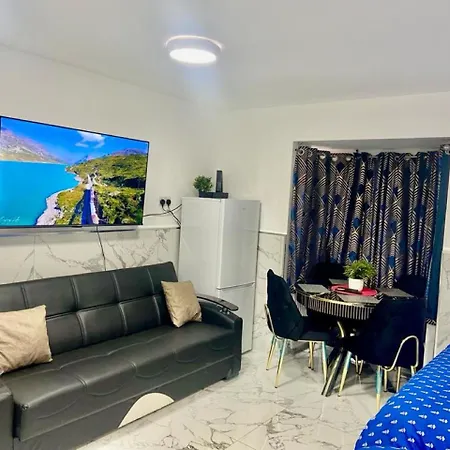 Apartment The Royal Boutique Studio By Heathrow Sleep 4
