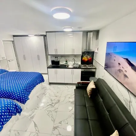 The Royal Boutique Studio By Heathrow Sleep 4 *