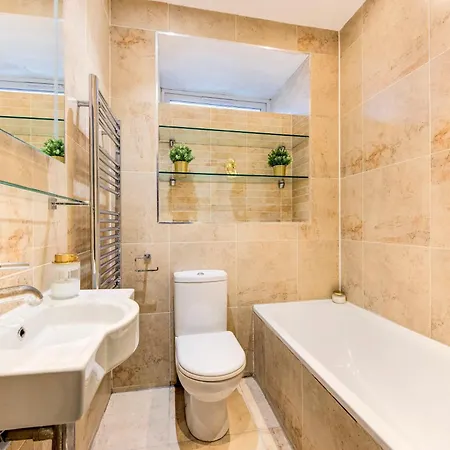 Spacious 1 Bed Near Central - 5 Per Cent Off Weekly Bookings ! Apartment