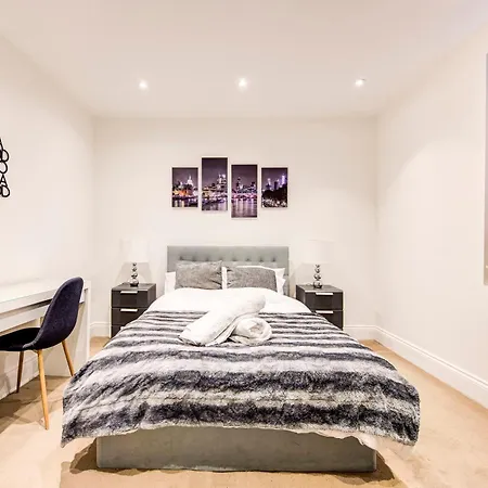 Spacious 1 Bed Near Central - 5 Per Cent Off Weekly Bookings ! Apartment