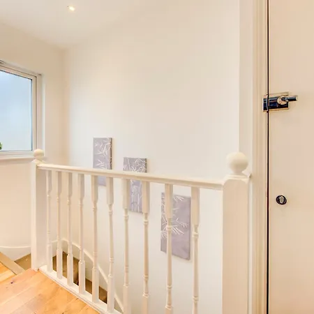 Spacious 1 Bed Near Central - 5 Per Cent Off Weekly Bookings ! * London