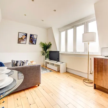 Spacious 1 Bed Near Central - 5 Per Cent Off Weekly Bookings !
