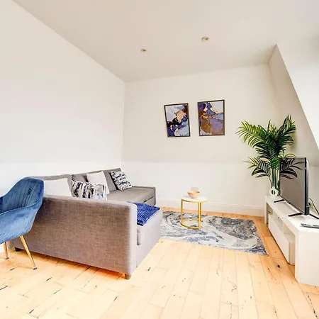 Spacious 1 Bed Near Central - 5 Per Cent Off Weekly Bookings ! Apartment *