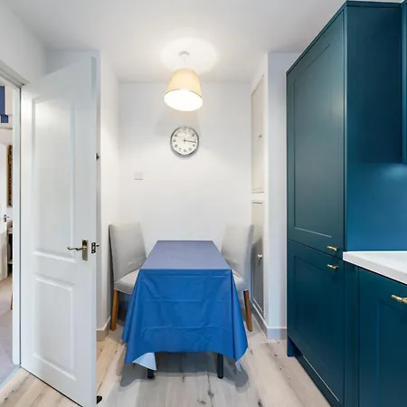 Bright & Cosy Gem ~ Battersea Park View ~ King Bed לונדון