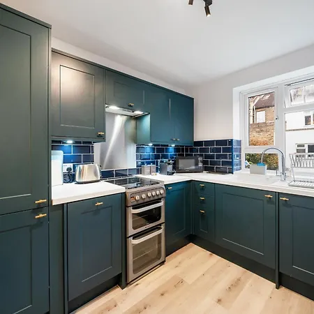 Bright & Cosy Gem ~ Battersea Park View ~ King Bed