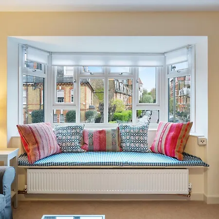Bright & Cosy Gem ~ Battersea Park View ~ King Bed דירה לונדון