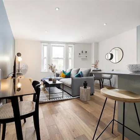 Apartment Tranquil Flat With Outdoor Space - Prime Location!