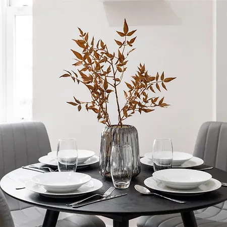 Tranquil Flat With Outdoor Space - Prime Location! *