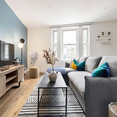 Tranquil Flat With Outdoor Space - Prime Location! * London
