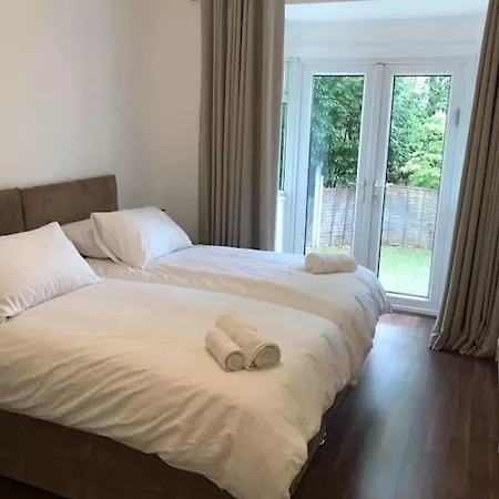 Spacious Kosher Flat In Golders *