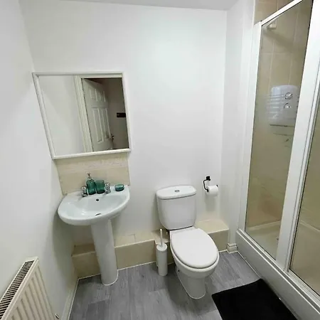 Apartment East London Near Station & Free Parking, Arcade Machine *
