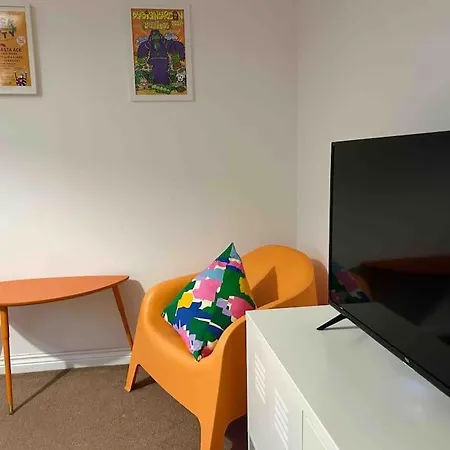 Apartment East London Near Station & Free Parking, Arcade Machine