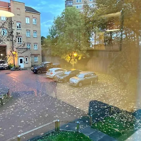 East London Near Station & Free Parking, Arcade Machine Apartment *
