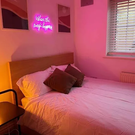 Apartment East London Near Station & Free Parking, Arcade Machine Romford