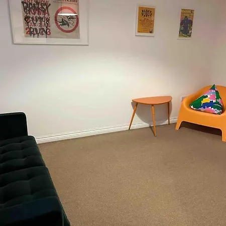 Apartment East London Near Station & Free Parking, Arcade Machine
