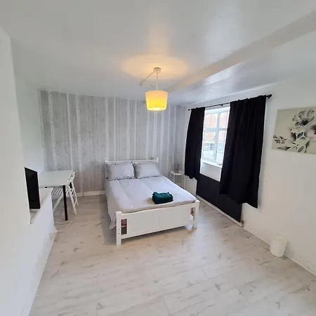 E2 Guest house London