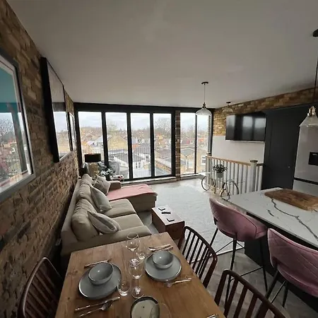 Appartement Stylish 2 Bed Flat With Balcony Great Views Nrtube Londen