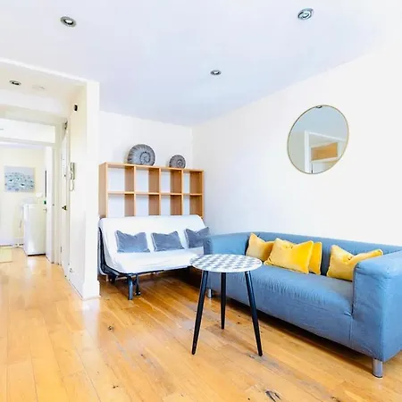 Charming Apartment, Sleeps 4- 15 Mins To Londres