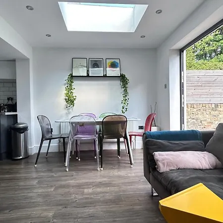 2 Bedrooms With Private Garden Walking Distance To Underground Ideal For Families *