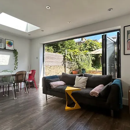 2 Bedrooms With Private Garden Walking Distance To Underground Ideal For Families Apartamento Londres