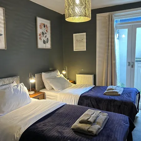 2 Bedrooms With Private Garden Walking Distance To Underground Ideal For Families