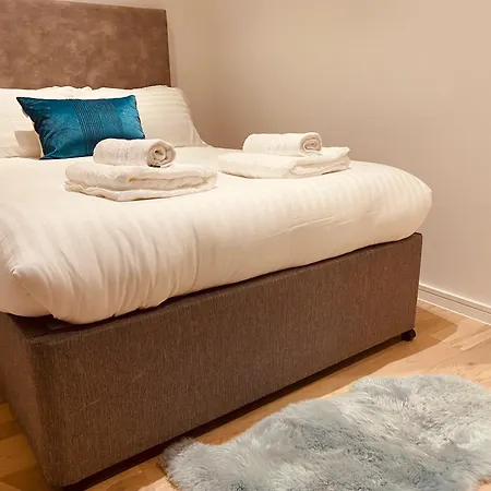 Spacious 3 Bed With Terrace