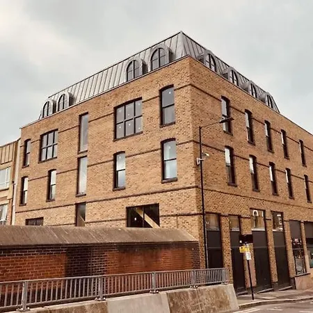 Spacious 3 Bed With Terrace *