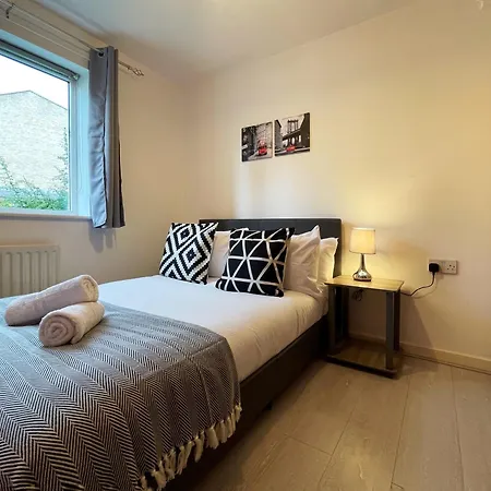 Apartment Rebecca Place At Whitechapel - 2 Double Beds, 1 Sofa Bed, Max 5 People London