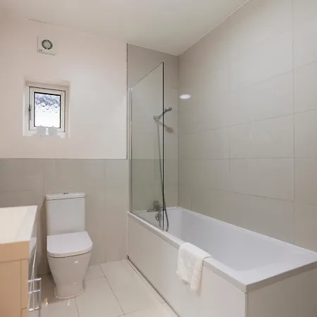 Apartment The Redbridge Sanctuary - Spacious 3bdr House With Garden *