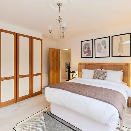 The Redbridge Sanctuary - Spacious 3bdr House With Garden Apartment London