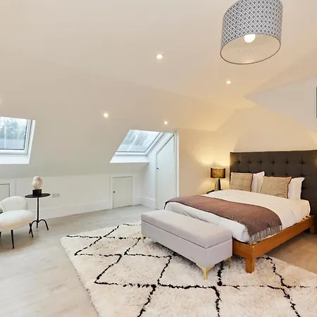 The Redbridge Sanctuary - Spacious 3bdr House With Garden Apartment London