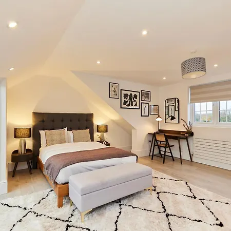 The Redbridge Sanctuary - Spacious 3bdr House With Garden London