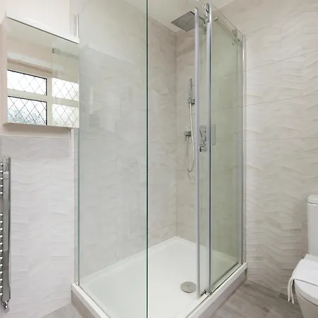 Apartment The Redbridge Sanctuary - Spacious 3bdr House With Garden London