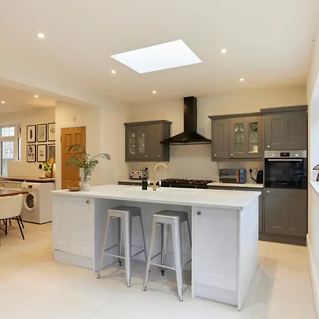 The Redbridge Sanctuary - Spacious 3bdr House With Garden London