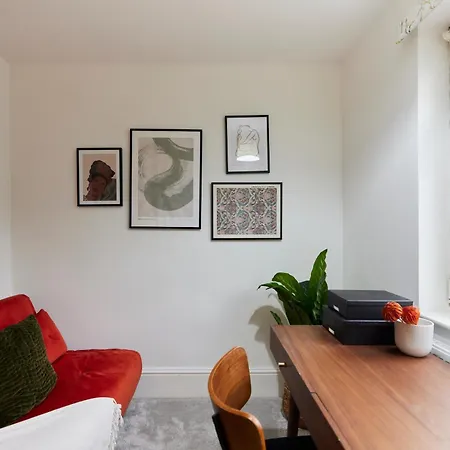 The Redbridge Sanctuary - Spacious 3bdr House With Garden Apartment London