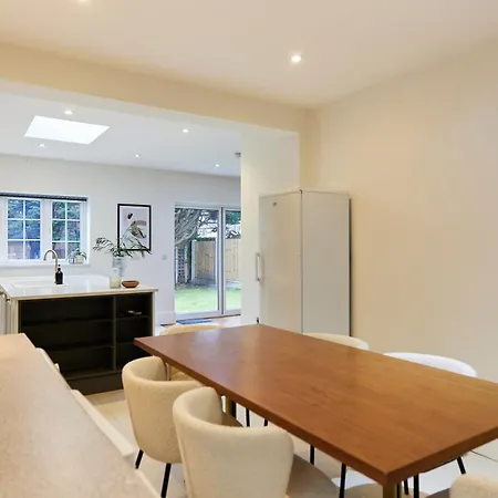 The Redbridge Sanctuary - Spacious 3bdr House With Garden Apartment London
