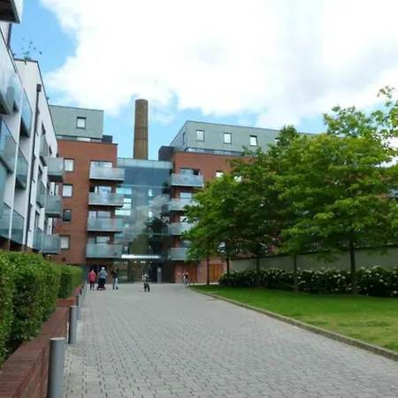 Bright & Spacious Double Bedroom With Ensuite And Concierge! Paid Parking Available Apartment *