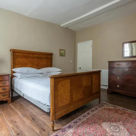 The Hearts Of Old 3 Bedroom In The West End London
