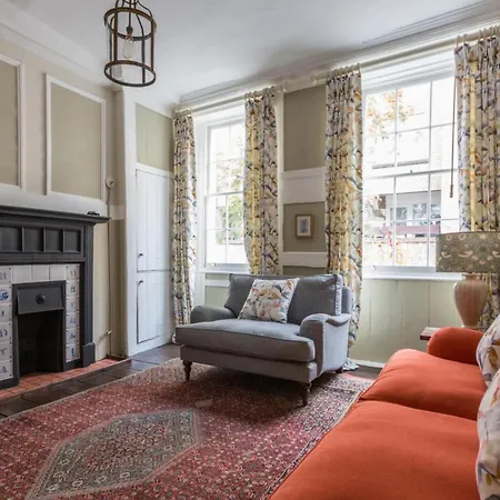 Apartment The Hearts Of Old 3 Bedroom In The West End London