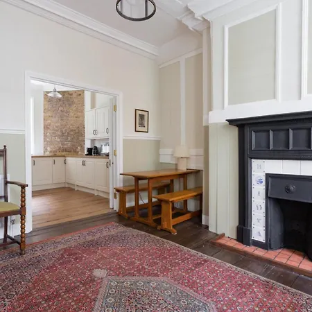 Apartment The Hearts Of Old 3 Bedroom In The West End London