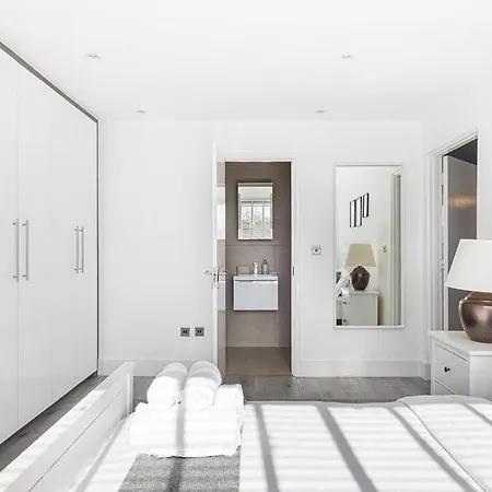 Superb Penthouse With 2 Bathrooms And Roof Terrace Apartment London