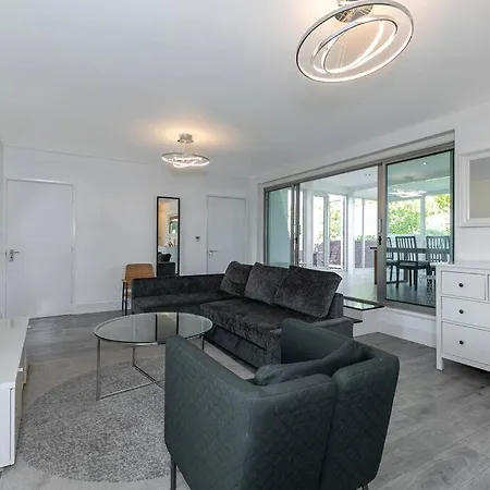 Superb Penthouse With 2 Bathrooms And Roof Terrace Apartment London