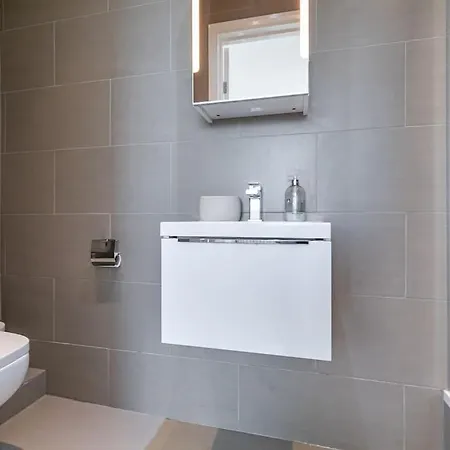 Superb Penthouse With 2 Bathrooms And Roof Terrace Apartment *