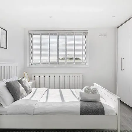 Apartment Superb Penthouse With 2 Bathrooms And Roof Terrace